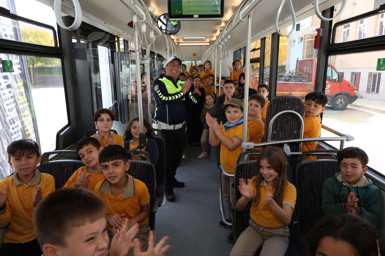 Konya’da Nezaket Otobüsü okul okul geziyor! İçine binen bilinçli iniyor 7